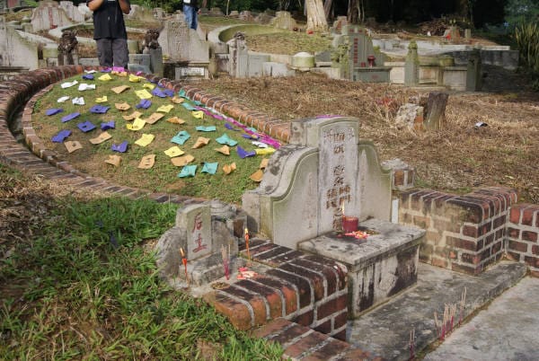 Five_coloured_papers_on_a_grave_mound,_Bukit_Brown_Cemetery,_Singapore-
