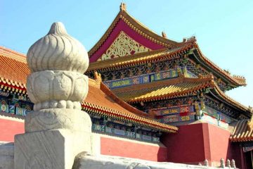 With its thousands of years of history since the ancient dynasties to current hypermodern China, numerous Chinese architectures have been developed from simple villages to mesmerizing religious pagodas to massive imperial palatial complexes. However, some of them shone brighter than the others, and below are the five best famous buildings in China in our opinion.