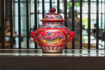 The feng shui wealth vase, which is also called a treasure vase, is one of the oldest cures for money and wealth in feng shui. Whether it is displayed or hidden, the Wealth Vase inspires thoughts of finding ways to earn more money, which boosts business fortunes significantly.