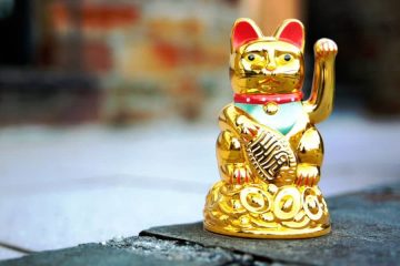 The Maneki Neko is a traditional Japanese figurine, which is also extremely popular in Chinese culture. Here are all you have to know about "the lucky cat". If you’ve ever visited a Japanese restaurant, Chinese store, or any other Eastern Asian businesses, you might have noticed a cat figurine with a raised paw placed in the doorway or placed on the cash register.
