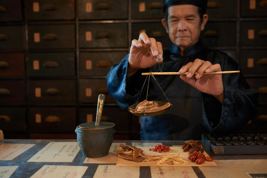 What is Traditional Chinese Medicine? A Beginner’s Guide to History and Philosophy