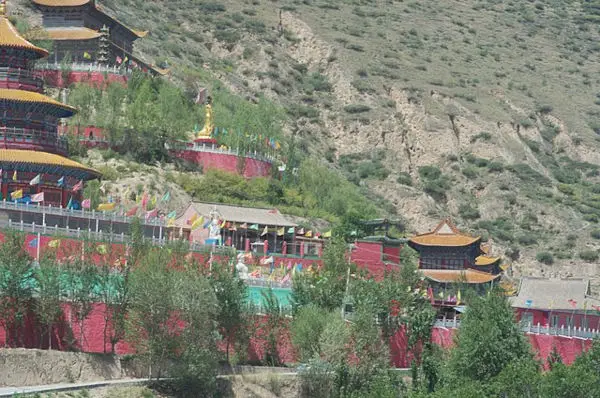 Taoism temple in honor of Jiutian Xuannü (九天玄女) on Fenghuang mountain (凤凰山), on the Lunmalong village (扎马隆村), Duoba, Qinghai province, China.