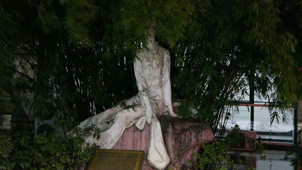 Sculpture of Xi shi at Zhuji Railway Station
