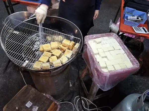 Stinky_tofu_at_the_Xincheng_Night_Market