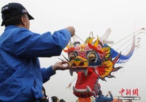 A kite flyer flies releases the world's longest kite during the 2015 Wulong International Kite Flying Festival. [Photo/Chinanews.com]